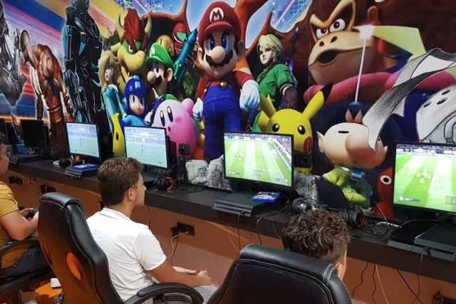 Giocare ai videogames in compagnia, come negli anni 80: a Bari apre una "sala lan"